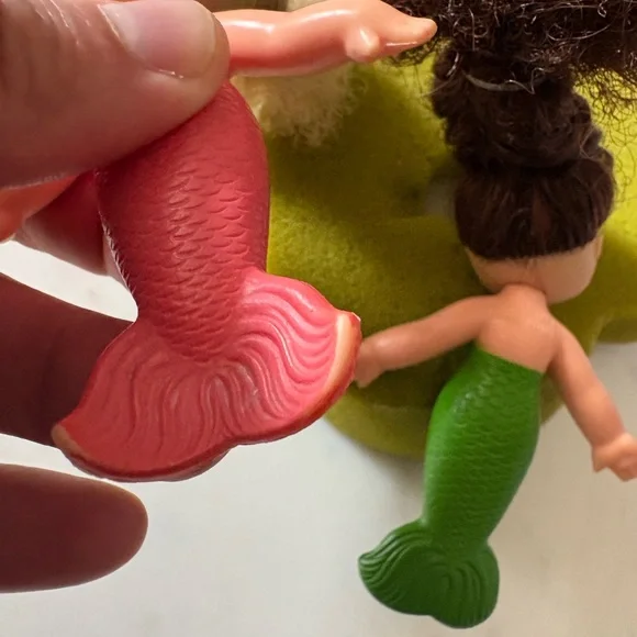 1979 Sea Wees Doll Set with Pink and Green Tails - Picture 5 of 7
